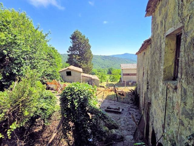 Podere da ristrutturare in posizione collinare in vendita a. 400m² Roccastrada