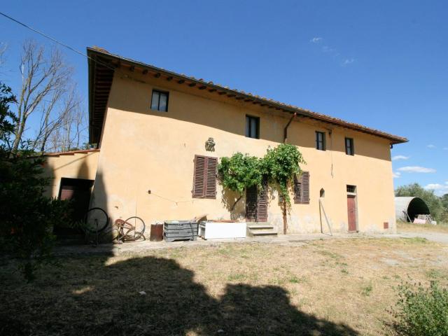 Podere da ristrutturare in posizione collinare in vendita a. 465m² Quarrata