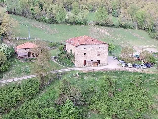 Podere in posizione panoramica con attività agrituristica co. 950m² Pratovecchio