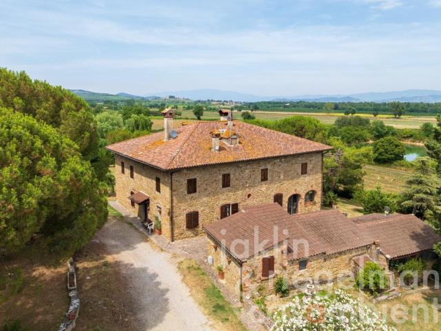 Podere toscano con casale in pietra e dependance nei pressi. 779m² Civitella in Val di Chiana