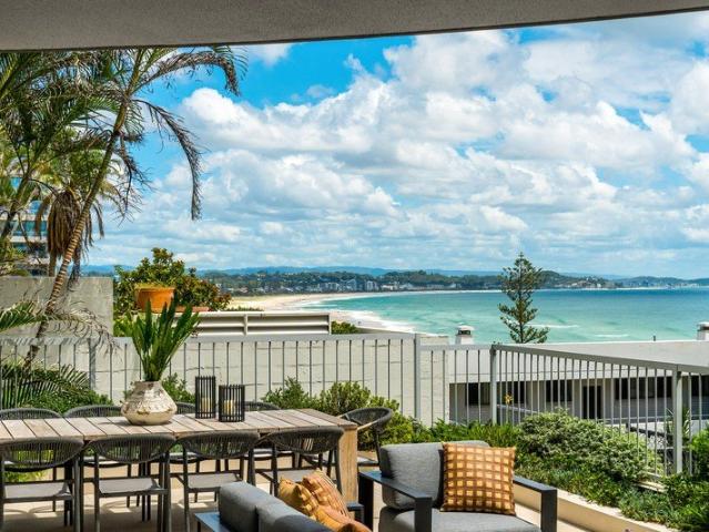 PODIUM APARTMENT IN BOUTIQUE BUILDING WITH OCEAN VIEWS