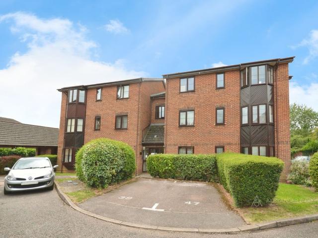Poets Chase HP21, 2 bed flat to rent, £1,250 pcm | PrimeLocation