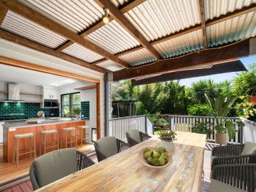 Poet's corner paradise A zen like classic w. salt water pool & park frontage, short cycle to CBD