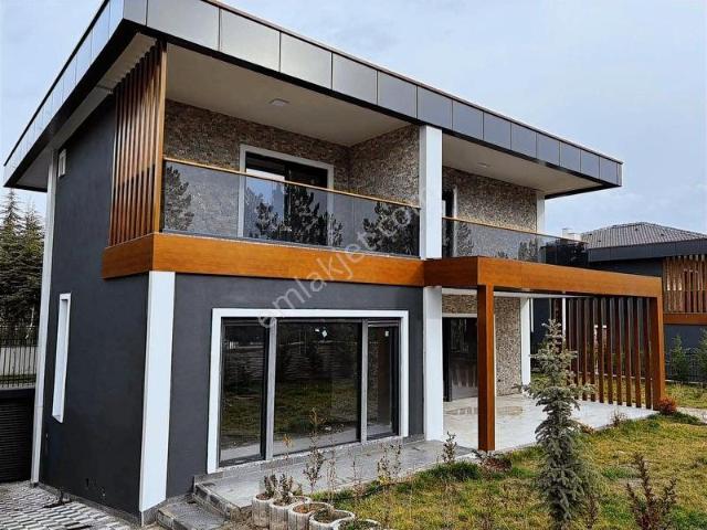 Pogadan İncekte Şömineli, Geniş Bahçeli, Seçkin Satılık Villa