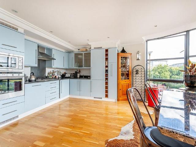 Point Wharf Lane, Brentford, TW8 2 bed flat to rent £3,600 pcm £831 pw