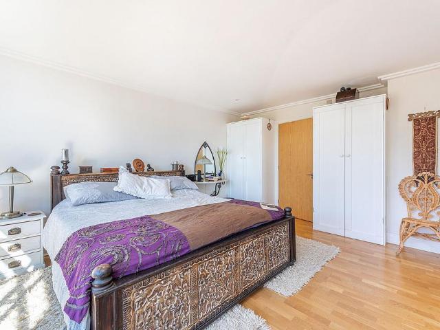 Point Wharf Lane, Brentford, TW8 2 bed flat to rent £3,600 pcm £831 pw