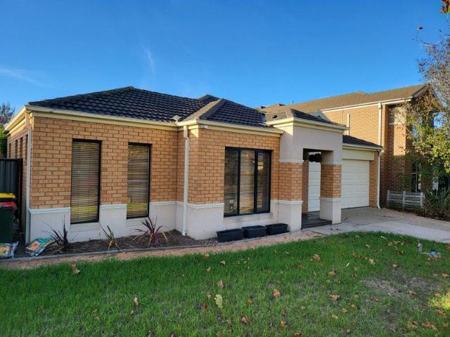 Point Cook Family Home: 4 Bed, 2 Bath, 2 Garages, land 560m2, $890k $940k