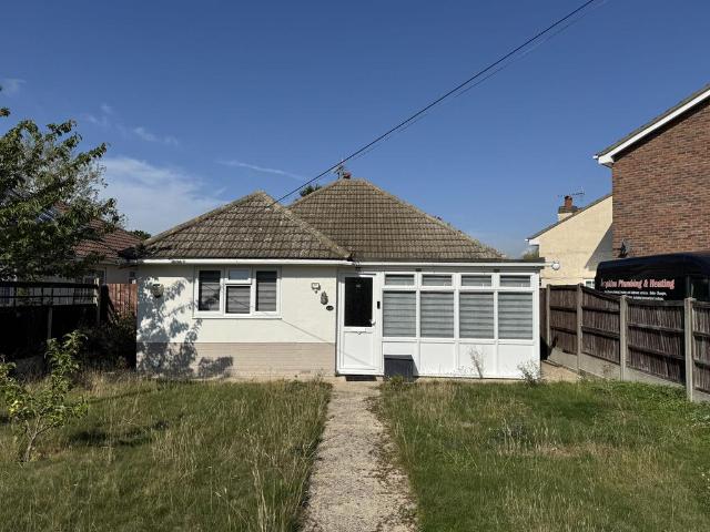 Point Clear Road, St. Osyth. 3 bed bungalow to rent £1,750 pcm £404 pw