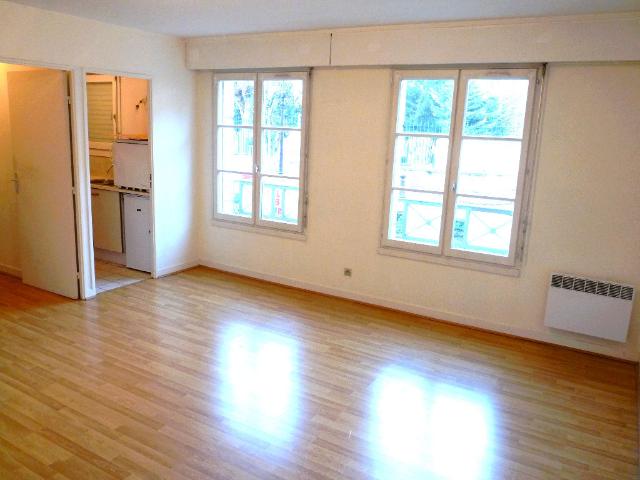 Poissy plein centre ville appartement de 45.9 m² type F2 en rdc