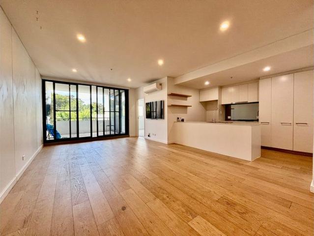 Poly ' Mile One' Ultra Modern & Luxury Apartment with North Aspect and Views!