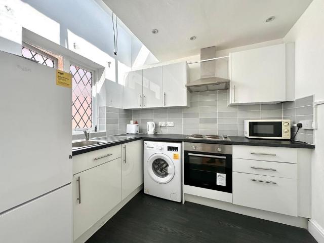 Polygon Road, London NW1 4 bed flat to rent £4,700 pcm £1,085 pw