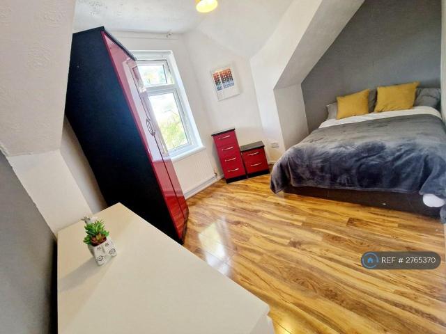 Polygon Road, Manchester, M8 4 bed flat to rent £1,595 pcm £368 pw