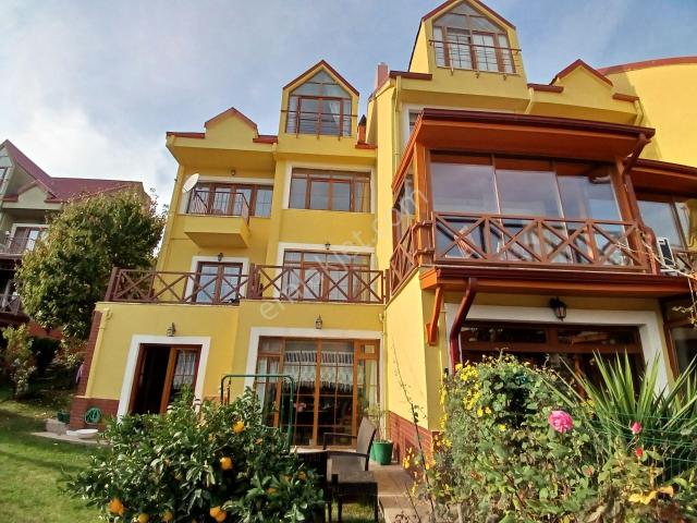 Polat Emlak. elit Sitede Havuz Başında Satılık Köşe Vila
