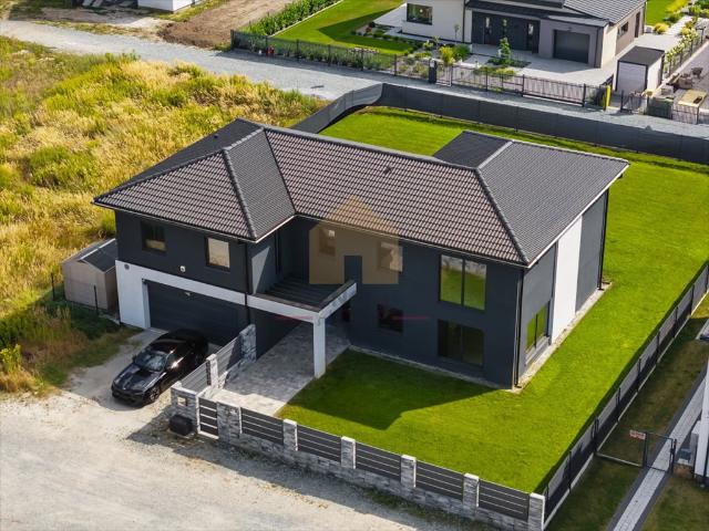 Polecam nowoczesny dom 280 m² z dużym tarasem i garażem w Domasławiu