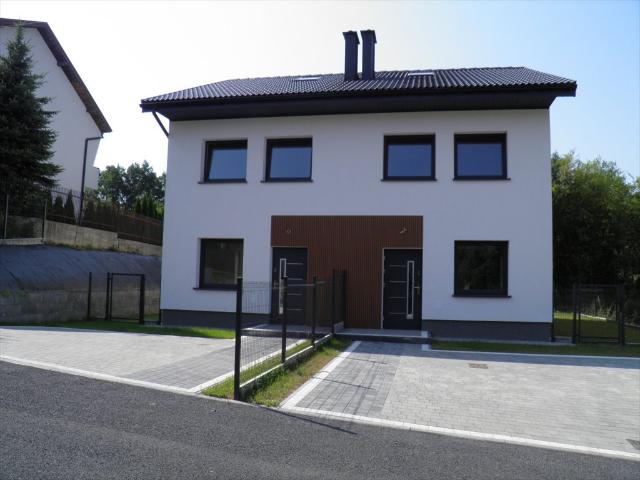 Polecam nowoczesny segment 80 m² z dużą działką i miejscami parkingowymi