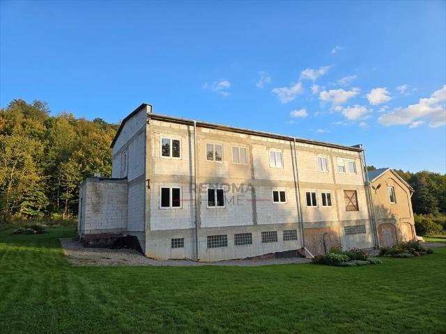 Polecam obiekt 1400 m² z potencjałem inwestycyjnym w Wałbrzychu
