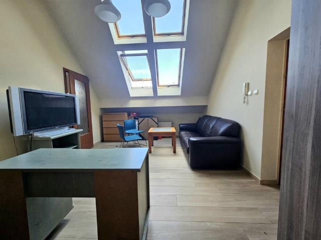 Polecam dużą kawalerkę 31,13 m² z wysokim sufitem we Wrocławiu