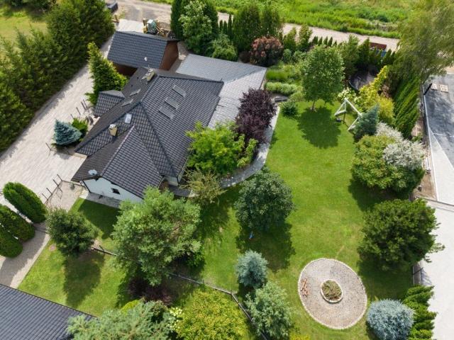 Polecam dom 177 m² z basenem i jacuzzi w spokojnej okolicy