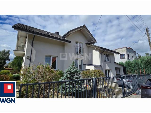 Polecam dom 260 m² z 2 niezależnymi mieszkaniami w centrum Ustronia