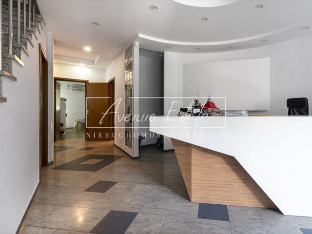 Polecam dom 340 m² na Sadybie z tarasami i ogródkiem