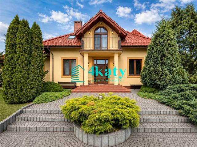 Polecam elegancką rezydencję 286 m² z ogrodem w Zelkowie