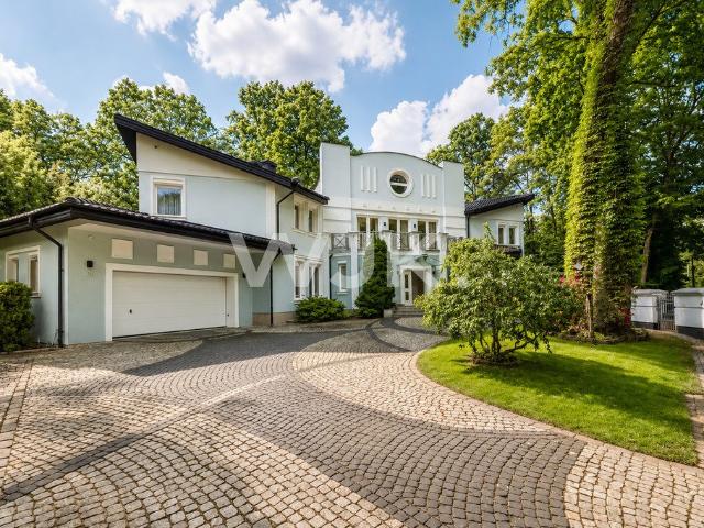 Polecam luksusową rezydencję 656 m² z SPA, ogrodem i domkiem na drzewie
