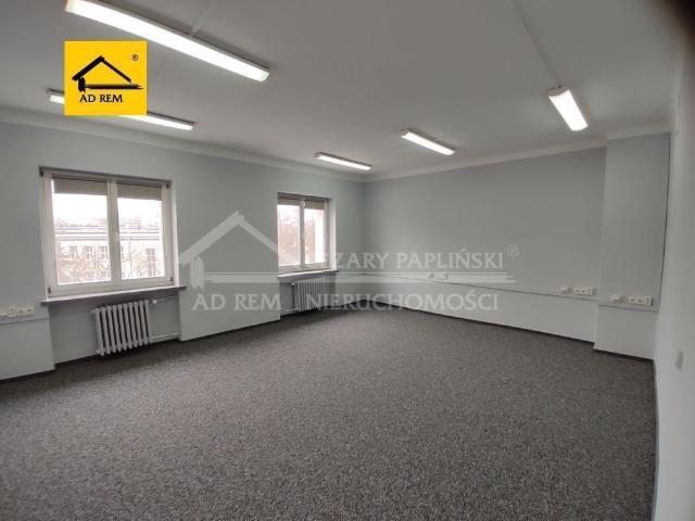 Polecam lokal biurowy 30,7 m² z windą, parkingiem i szybkim internetem!