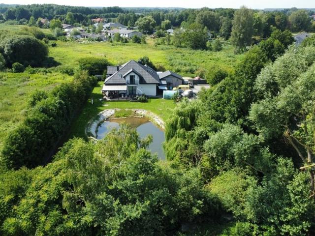Polecam przestronny dom 174 m² z stawem w Małej Nieszawce