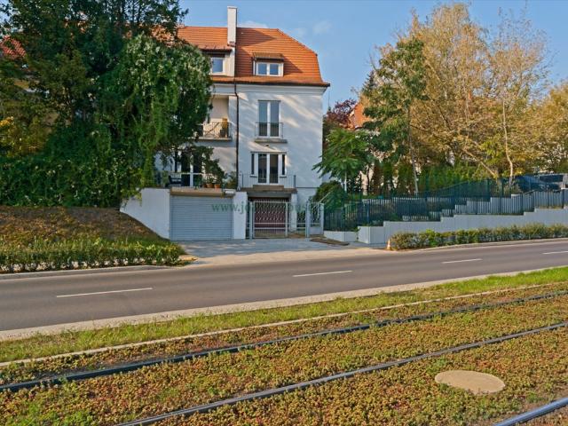 Polecam przestronny dom 220 m² na Mokotowie z garażem i zielonym ogrodem