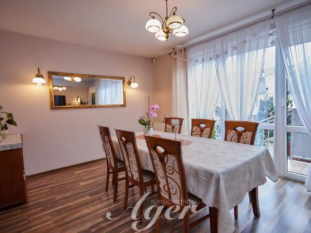 Polecam przestronny dom 235 m² z garażem, ogródkiem i altaną