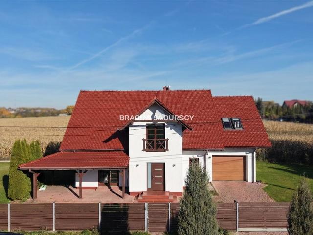 Polecam przestronny dom 237 m² z garażem w Cianowicach