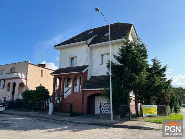 Polecam przestronny dom 285 m² z garażami w Trzebiatowie
