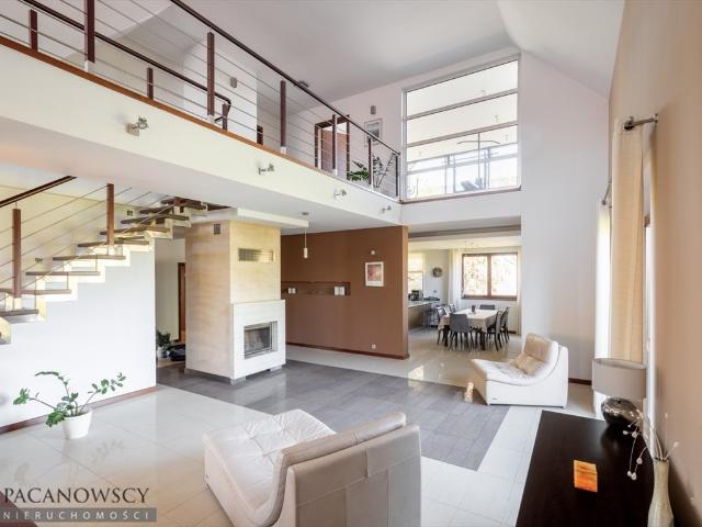 Polecam przestronny dom 300 m² w Michałowicach