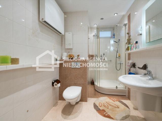 Do sprzedania przestronny dom 320 m² z garażem i tarasami