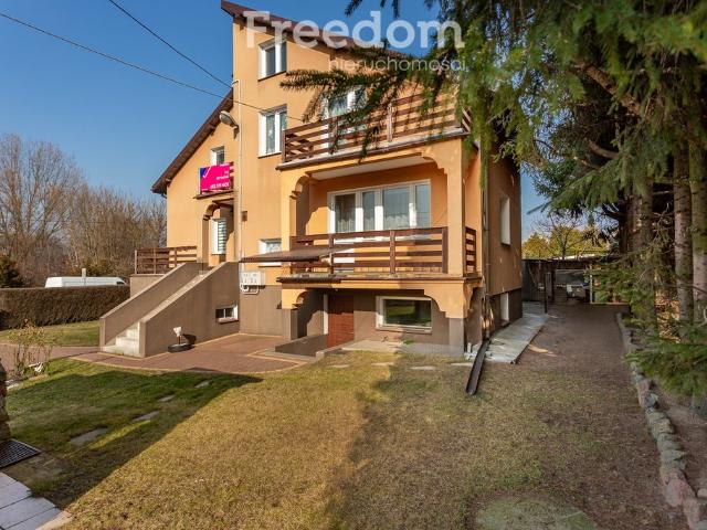 Polecam przestronny dom 321 m² z garażem i dużą działką 880 m²