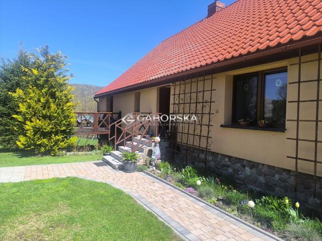 Polecam przestronny dom 348 m² z 3 niezależnymi mieszkaniami w Walim