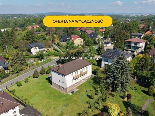 Polecam przestronny dom 350 m² w Krakowie z dwoma segmentami i działką 1668 m²