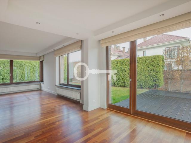 Polecam przestronny dom 370 m² na osiedlu Konstancja w Bielawie