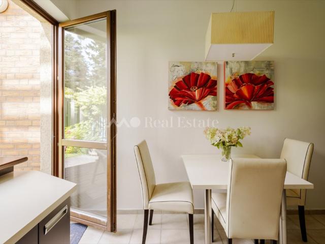 Polecam 4 pokojowy apartament 129 m² z ogródkami, basenem i lasem