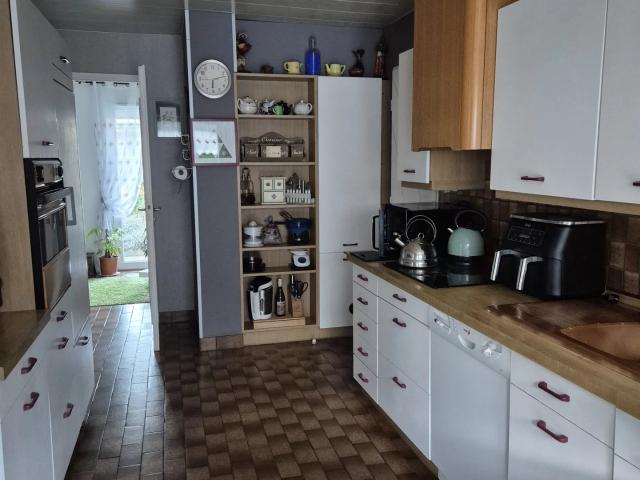 Polignac, maison sur 2 niveaux avec terrain arboré