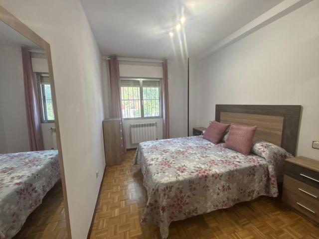 Poligono Residencial. Piso AMUEBLADO con 3 dormitorios y 2 baños. Piscina comunitaria. Garaje