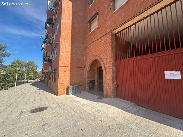 Poligono Residencial. Piso AMUEBLADO con 3 dormitorios y 2 baños. Piscina comunitaria. Garaje