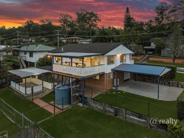 POLISHED & CLASSY RENOVATED ENTERTAINER WITH EASY DUAL LIVING POTENTIAL SET IN TRANQUIL POCKET!