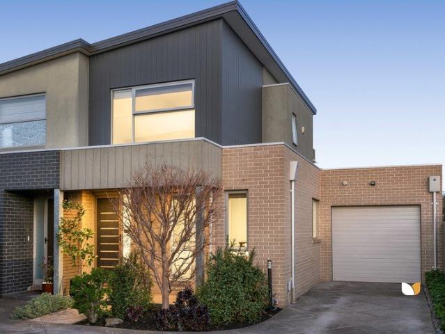 Polished Executive Townhouse in Quiet Cul de Sac