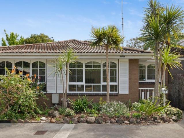 Polished Style for a Beachside, Commuter Lifestyle