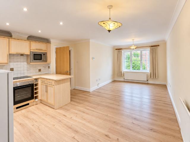 Pollard Road, Morden SM4 2 bed flat to rent £1,850 pcm £427 pw