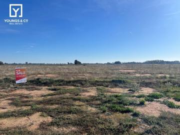 Popular Lauriston Estate Large 2,425m2 Block