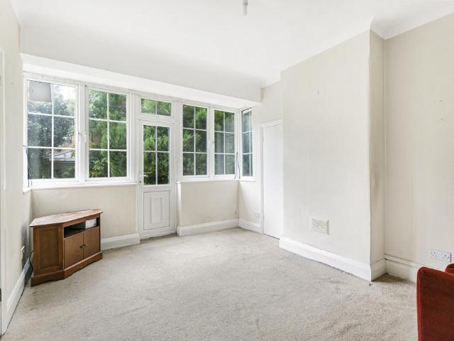 Popes Avenue, Twickenham, TW2 2 bed apartment to rent £1,700 pcm £392 pw