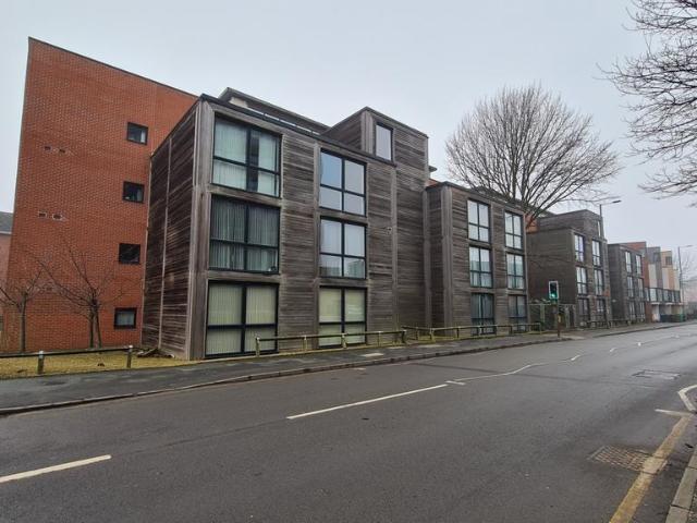 Poplar Court, Moss Lane East. 3 bed apartment to rent £1,375 pcm £317 pw