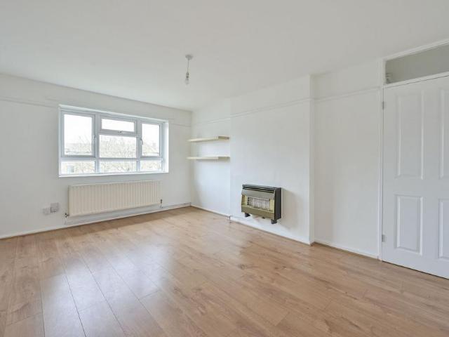 Poplar Court, Wimbledon, London, SW19 2 bed flat to rent £2,250 pcm £519 pw